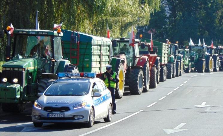 Polish farmers in tractors advancing slowly towards the Szczecin prosecutor's office, 12th October 2015, to demand that all charges are dropped. Photo: ICPPC.
