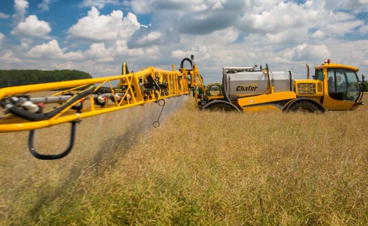 Chafer Multidrive FC applying glyphosate and podstick to oilseed rape as a pre-harvest dessicant. Photo: Chafer Machinery via Flickr (CC BY).