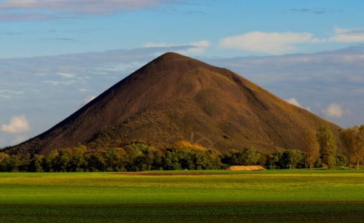 This slag heap in northern France could contain enough alkaline waste to sequester half a million tonnes of CO2 from the atmosphere. Photo: Guillaume ð· DELEBARRE via Flickr (CC BY-NC-ND).