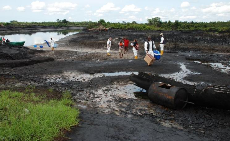 UNEP scientists investigating an oil-contaminated site in the Niger Delta accompanied by Ogoni community guides. Photo: Victor Temofe Mogbolu / UNEP.