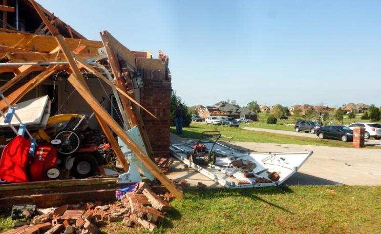 The aftermath of a tornado in Bridge Creek, Oklahoma, 7th May 2015. Photo: Dave Malkoff via Flickr (CC BY-NC-SA).