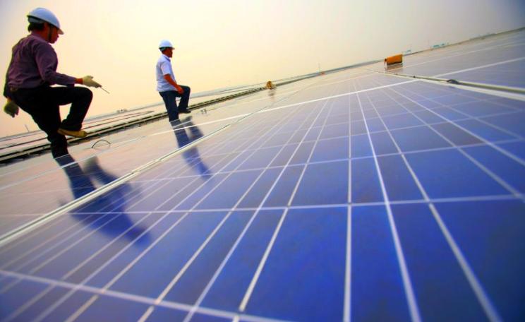 Installation of solar photovoltaic panels on the roofs of the Hongqiao Passenger Rail Terminal in Shanghai, China. Photo: Jiri Rezac / The Climate Group via Flickr (CC BY-NC-SA).
