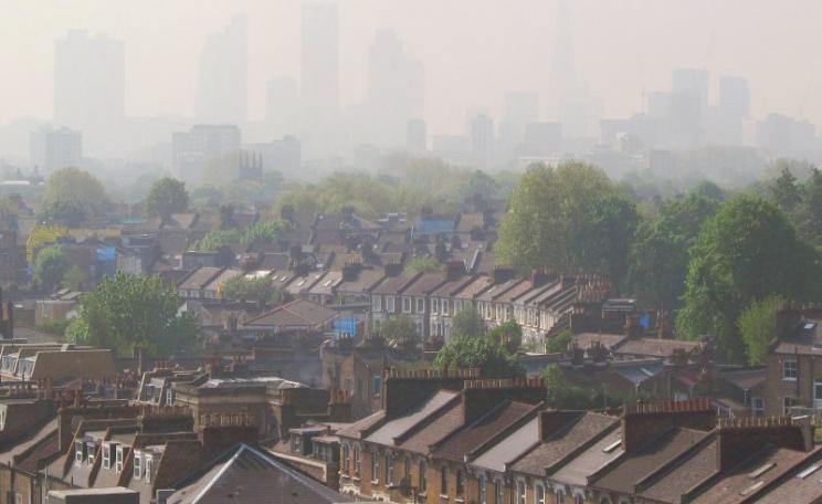 As a result of EU environmental law, the UK is being forced to clean up its severe urban air pollution. Air Pollution Level 5 as seen in London, 30th April 2014. Photo: DAVID HOLT via Flickr (CC BY-SA).