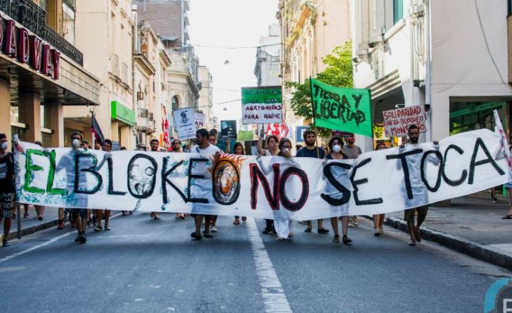 Protestors in Rosario, Argentina, comes out in support of the Monsanto blockade at Malvinas Argentinas, tth January 2016. Photo: Fernando Der Meguerditchian / Cooperativa de Comunicación La Brújula via Facebook.