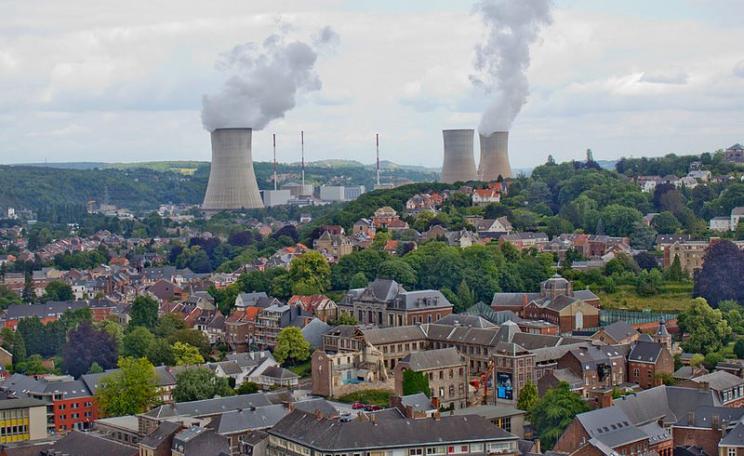 Another Chernobyl? The Centrale Nucléaire de Tihange in Belgium was closed down a year ago after the discovery of 16,000 cracks in its reactor vessel. Now the government wants to start it up again. Photo: grotevriendelijkereus via Flickr (CC BY-NC-SA).