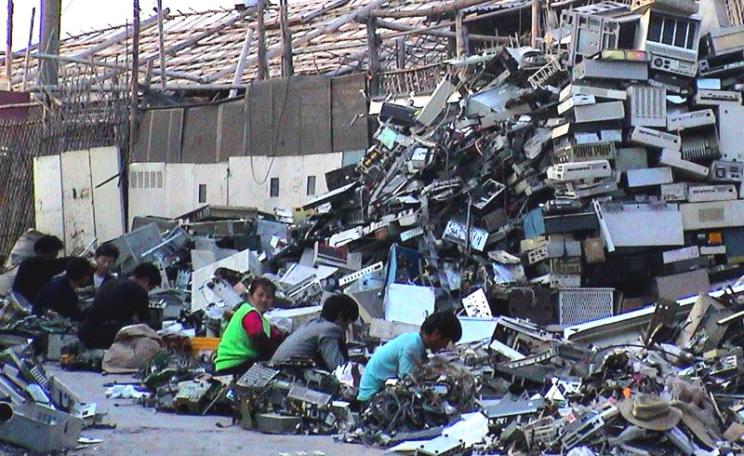 E-scrapping operation in Guiyu, China, breaking down imported computers. Over 100,000 migrant workers labor in hundreds of small operations like this one in a four-village area surrounding the Lianjiang River. Photo: baselactionnetwork via Flickr (CC BY-N