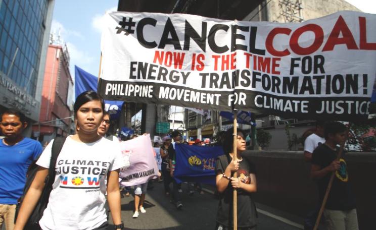 Peoples' Representatives marching to Malacañang to confer the 'King Coal Award to President Noynoy Aquino, for his approval of 59 coal plants in the Philippines; 20th October 2015. Photo: AC Dimatatac / 350.org via Flickr (CC BY-NC-SA).