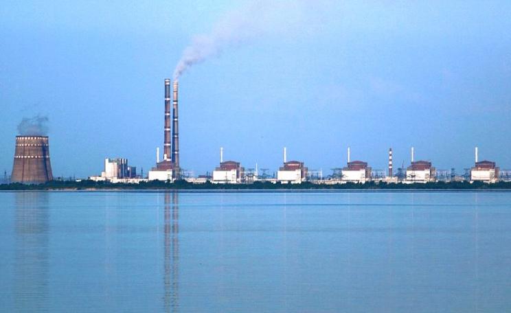 The Zaporozhye nuclear power station seen from the 'Nikopol' bank of the river Dnieper, Ukraine. Photo: Ralf1969 via Wikimedia Commons (CC BY-SA).