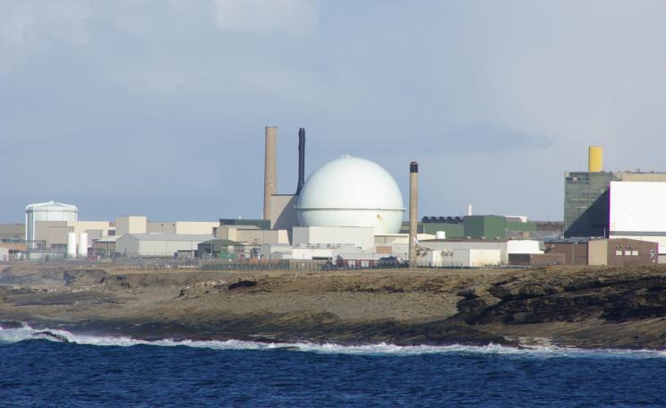 The Dounreay nuclear plant, now undergoing decommissioning, as seen from Sandside Bay in March 2008. Photo: Paul Wordingham via Flickr (CC BY).