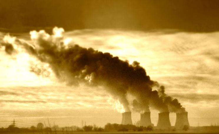 Paying coal power stations like this one at Ratcliffe-on-Soar near Junction 24 of the M1 to stay open is not the answer. Photo: UniversityBlogSpot via Flickr (CC BY).