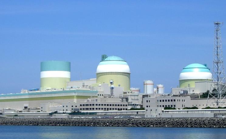 The three-unit Ikata nuclear power plant in the south of Japan.Its 890MW unit 3 is the only reactor in Japan that has a chance of restarting in 2016. Photo: ja:User:Newsliner via Wikimedia Commons (CC BY-SA).