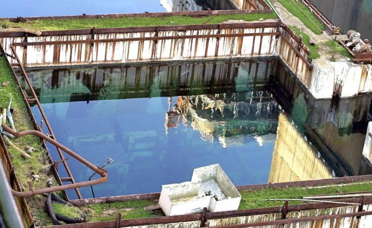 The derelict B30 pond at Sellafield, used for the storage of intensely radioactive waste, in 2006. Photo: unknown / Public Domain.