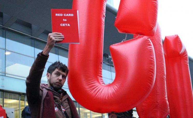 Stop CETA Luxembourg make their views known, 17th October 2016. Photo: Friends of the Earth Europe via Flickr (CC BY-NC-SA).