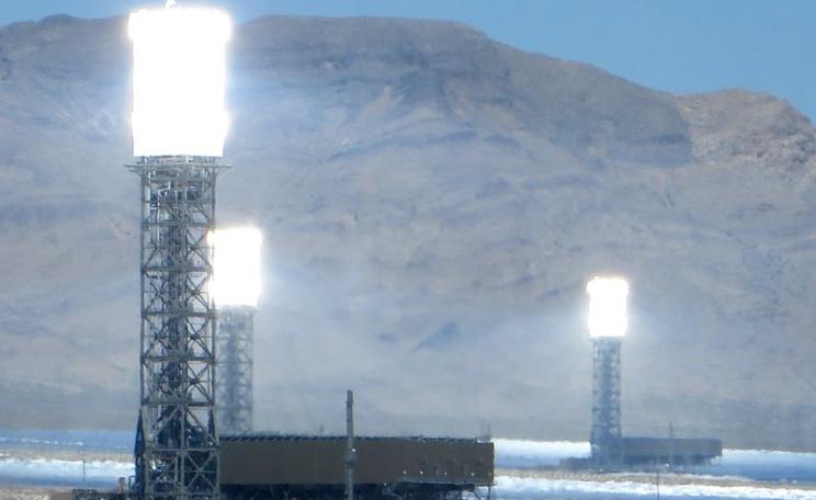 Blazing a trail? The Ivanpah Solar Electric Generating System - a concentrated solar thermal plant in the California Mojave Desert SW of Las Vegas - has a capacity of 392 MW. Photo: Ken Lund via Flickr (CC BY-SA).