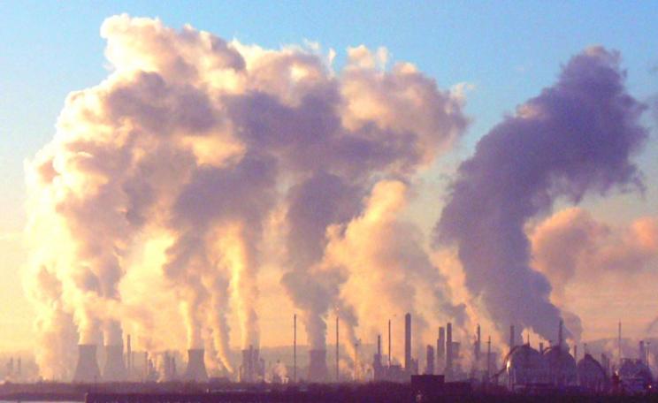 The Grangemouth oil refinery in Scotland, UK. Photo: Graeme Maclean via Flickr (CC BY).