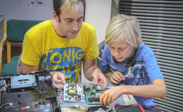 Tooting Restart Party: together with hosts Transition Tooting, 13 Restarters and 41 participants saved 50 kg of electronics from waste. Photo: www.heatheragyepong.com / Restart Project via Flickr (CC BY-NC).