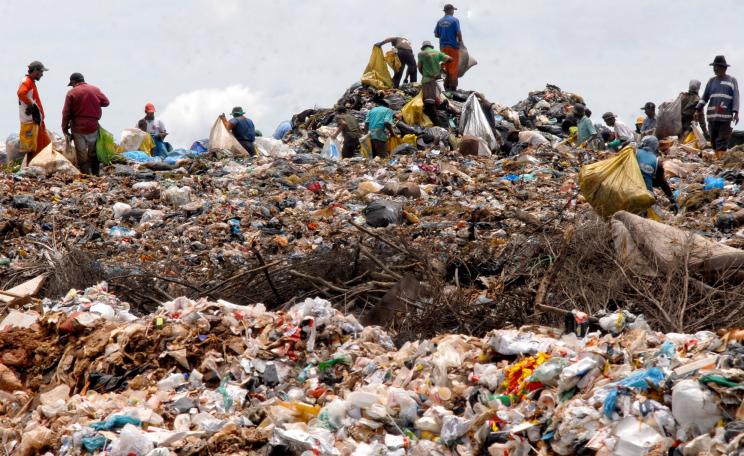 <p>People stand a top an ever growing rubbish dump sorting through waste in Brazil (c) Marcello Casal Jr./Agência Brasil</p>